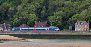 Passant le long du port de Houlgate, l’X 76517/18 rénové assure le train 852514 Cabourg - Deauville (6 juillet 2024 ; L. Thomas).