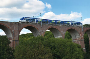 Un TER Amiens - Rouen, avec rame Hauts-de-France, franchit le viaduc de Poix-de-Picardie (5 septembre 2022 ; B. Collardey).