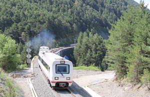 Première circulation commerciale du 9 juin 2025 de Saragosse à Canfranc assurée par un TRD (train régional diesel) 594.