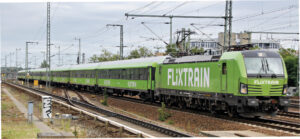 Le train FLX 1238 Berlin Südkreuz - Cologne Hbf, remorqué par la Vectron 193 865-3 appartenant à MRCE et louée à cette époque à SVG Stuttgart sous-traitant de FlixTrain, est aperçu peu avant Berlin Spandau où il arrivera à 18 h 34 (8 septembre 2020). © L. Levert