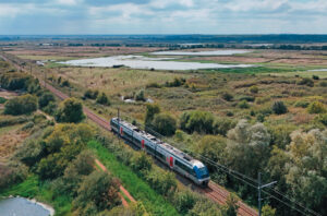 Le TER 866119 Bordeaux - Le Verdon, assuré par l’AGC B 81663/664 circulant en mode diesel, est aperçu peu avant la gare de Soulac-sur-Mer (17 septembre 2024 ; L. Levert).