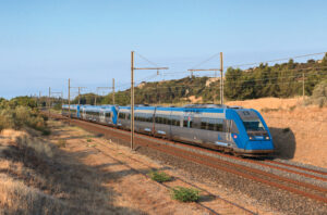 Passage à Graveson d’une triplette d’X 72500 en charge du W (train vide) 786496 reliant Marseille-Blancarde à Portes (25 juillet 2019 ; L. Battestini).