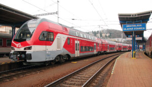 Le Kiss 561 103/603 des ZSSK stationne entre deux missions en gare Bratislava hlavná stanica (28 février 2024).