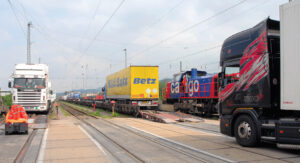 Opérations de chargement sur le terminal RAlpin de Fribourg (30 août 2007).