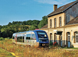 En gare de Felletin, cet A TER attend son prochain train du lendemain matin pour Limoges (28 juillet 2024 ; V. Bussereau).