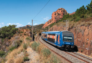 La Z 23536 est vue dans les courbes et contre-courbes de l’Esterel, à Anthéor, en charge du TER 881267 Les Arcs-Draguignan - Cannes (24 juin 2021 ; L. Battestini).