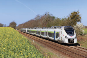 Les Régiolis B 84567/68 et 84583/84 en UM sont en charge du train 3420 Granville - Paris-Montparnasse, capturé lors de son passage à Godeneval le 4 avril 2021 (L. Battestini).