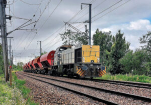 La locomotive G 1206 d’ETF tirant 12 wagons chargés à destination de l’ITE Stref de Tourville-la-Rivière s’époumone dans la rampe de Lécaude (Calvados).