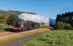 Le 15 septembre 2024, la 140 C 27 au train 801167 est en route pour Murat. Aux commandes, Christophe Bouty, un bénévole de l’association Gadeft, est attentif à la voie.