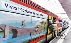 Le pelliculage spécifique de l’X 73633 entre les deux plateformes. Devant l’autorail dédié qui sera décroché à Figeac, un autre X 73500 qui assure la relation Toulouse - Aurillac (15 juillet 2025).