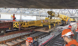 Sur le chantier de Paris-Est, la grue Kirow transporte l’appareil neuf à son emplacement (24 mai 2025).