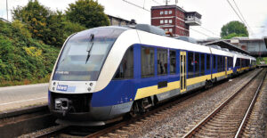 Le train NWB 82325 Osnabrück Hbf - Wilhelmshaven, assuré par une triplette de Lint 41 de Nord West Bahn partira de la gare inférieure d’Osnabrück Hbf (2 septembre 2014).
