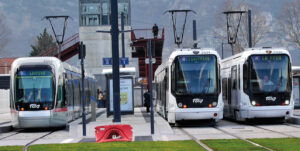 Au terminus de la ligne A Pont-de-Claix-L’Étoile stationnent de gauche à droite le Citadis 402 6045, et les TFS 2031 et 2032 (7 janvier 2020).