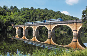 L’X 2233 n° 865776 est vu sur la ligne Libourne - Sarlat (13 juillet 2013 ; L. Thomas).