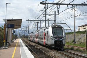 les premiers trains venant d’Arcachon, une rame régionale à deux niveaux) et en direction du Verdon, le jour de l’ouverture, 21/09. © Alain Dupire