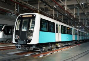 Une rame de métro léger pour DLR en cours de finition dans un atelier de CAF (25 juin 2023)
