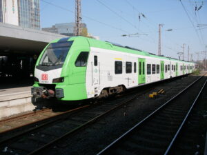 Légende photo : 1680489 – Le Flirt 3XL 3427 003, à trois caisses, en livrée S-Bahn Rhein-Ruhr et affecté à DB Regio, stationne en gare de Bochum Hbf (23 mars 2022).