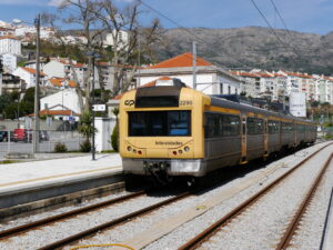 La rame automotrice électrique série 2240 numéro 2295 stationne en gare de Covilhã (29 mars 2017)