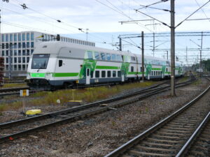 6110075 : Le train IC 153 Helsinki – Jämsä, assuré par une rame réversible de voitures à deux niveaux des VR, quitte la gare d’Helsinki à 11 h 19 (30 juin 2017) Crédit Photo : Luc LEVERT