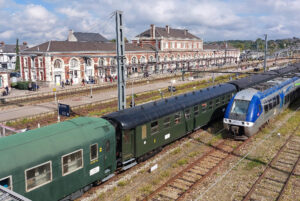 La rame stationne en gare d'Evreux (Eure), elle repartira vers Rouen en empruntant le raccordement fret de Serquigny.