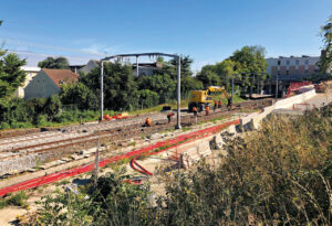 Nouvelle phase pour Valenton Ouest 26 Les travaux RATP de raccordement entre l’ancien tracé à droite vers la gare des Baconnets et le nouveau tracé à gauche (ligne B du RER). Au premier plan, emplacement de la future voie en tranchée de raccordement TGV sens pair (8 août 2025).