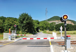 Schweizer Electronic : de solides références dans l’infrastructure 26 Le PN Flex en position fermée avec clignotement des signaux lumineux, ici le PN n° 2 de Montréjeau - Luchon. Le haut-parleur situé sur le mât diffuse le fichier son reproduisant la sonnerie des PN SNCF (19 juin 2025)