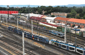 freiÉvolution dans l’avant-gare nord de Strasbourg d’un couplage 85500 + 84500. En arrière-plan, le diesel 67596 au garage de Gare-Basse, en tête d’une RRR, sert de réserve secours en cas de défaillance d’éléments automoteurs (27 juin 2025 ; B. Collardey).