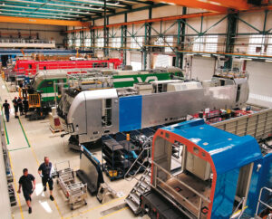 Dans le grand hall d’assemblage de l’usine Siemens d’Allach, les Vectron reçoivent l’ensemble de leurs équipements.