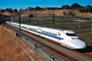 Le Shinkansen 700 C40 de JR Central est aperçu entre Kakegawa et Shizuoka sur la ligne Tōkaidō Shinkansen (2 janvier 2008 ; Sui-setz/Wikipedia).
