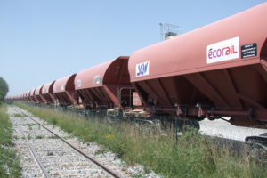 L’ITE Vicat de Chambéry va renaître 25 Une rame de wagons Fanps chargée de produits de carrière sur une ITE.