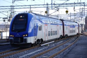 Légende photo : Le train Reg 932 Arboga – Stockholm C, assuré par l’automotrice électrique Dosto ER1-002 appartenant à Transitio, entre en gare de Stockholm C à 15 h 05 (5 mars 2020). Crédit photo : Luc LEVERT