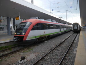 Légende de la photo : 1480058 : La rame automotrice électrique 30 017-2 de BDŽ stationne en gare de Sofia (11 juin 2016). Crédit photo : Luc LEVERT