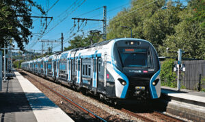 Le RER NG est en service sur la branche de Corbeil-Essonnes (ligne D). Les rames 009 M et 014 M sont vues à Viry-Châtillon le 7 août 2025.