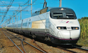La Renfe connaît des difficultés pour développer son offre suite à la mise au point difficile et à l’homologation du nouveau matériel. Ici une rame AVE entre Sète et Narbonne, partie de Lyon, elle file vers Barcelone (30 août 2025)