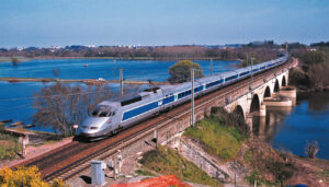 Ce TGV avec rame Atlantique Nantes - Paris franchit le viaduc de la Pointe- Bouchemaine, près d’Angers (30 avril 1994 ; B. Collardey).
