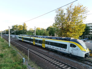 Légende de la photo : DJI 403 : Le Mireo Plus B 563 006/506, loué par le NEB à Smart Train Lease, quitte la gare d’Erkner au train TES 83735 (Erkner – Fangschleuse Tesla Süd, 18 août 2025).