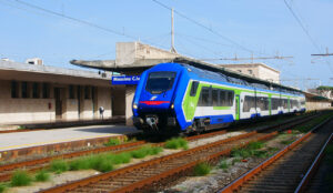 Légende de la photo : 2090214 : Le Blues HTR412-010 stationné entre deux missions en gare de Messine Centrale (7 novembre 2023).