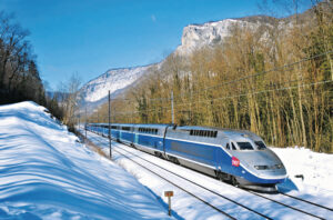 une relation Paris-Lyon - Bourg-Saint-Maurice approche de la gare de Rossillon, dans l’Ain entre Ambérieu et Culoz, maintenant désaffectée (16 février 2013 ; P. Julien).