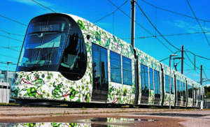 Habillés d’une œuvre originale de Barthélémy Toguo, artiste de renommée internationale, les tramways de la ligne 5 s’inscrivent dans la tradition artistique de la ville (© TaM).