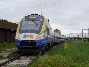 L’automotrice diesel D1M-005 des CFM quitte Socola à 17h08 au train 1052/822b Socola – Chisinau (13 juin 2016) Crédit photo : Luc LEVERT