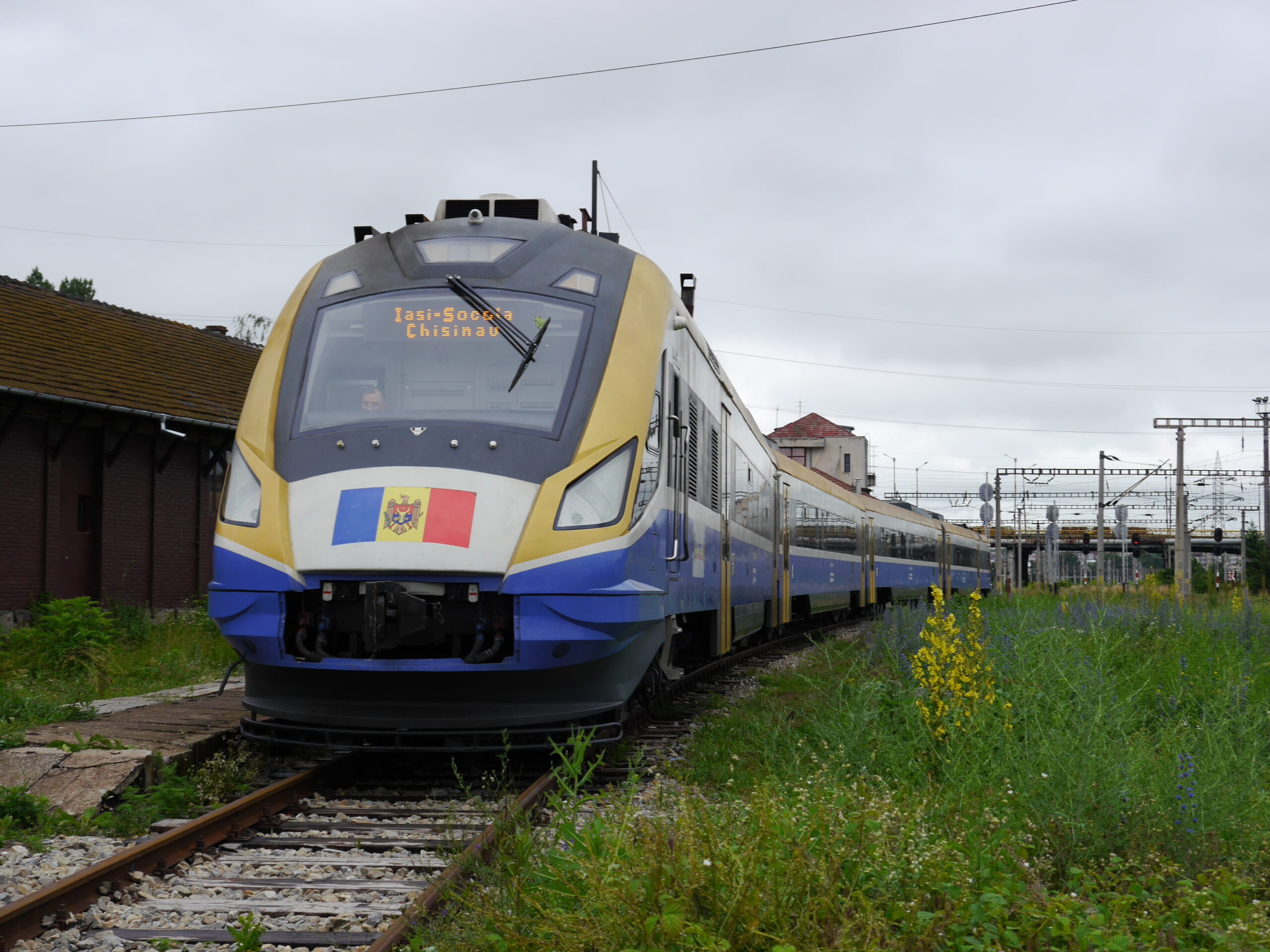 L’automotrice diesel D1M-005 des CFM quitte Socola à 17h08 au train 1052/822b Socola – Chisinau (13 juin 2016) Crédit photo : Luc LEVERT