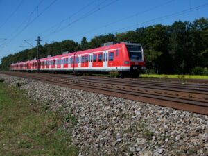 Allemagne : L’extension du S-Bahn de Munich vers Wasserburg approuvée 13 2050419 : Une UM de deux ET 423, avec en tête l’ET 423 091 / 423 591, est aperçue entre Zorneding et Eglharting au train S6 6665 Tutzing – Ebersberg (20 septembre 2023) Crédit photo : Luc LEVERT