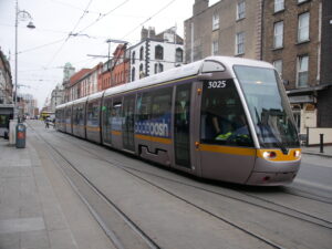 2320976 : Le Citadis 3025 assurant une mission Tallaght - Connolly de la ligne rouge du Luas est aperçu sur l’Abbey Street Lower (10 octobre 2025) Crédit photo : Luc LEVERT