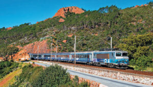 Peu après Anthéor, la 22308 R est en tête d’une rame réversible composant le train régional qui relie Marseille-Saint-Charles à Nice-Ville (19 avril 2024 ; V. Bussereau).