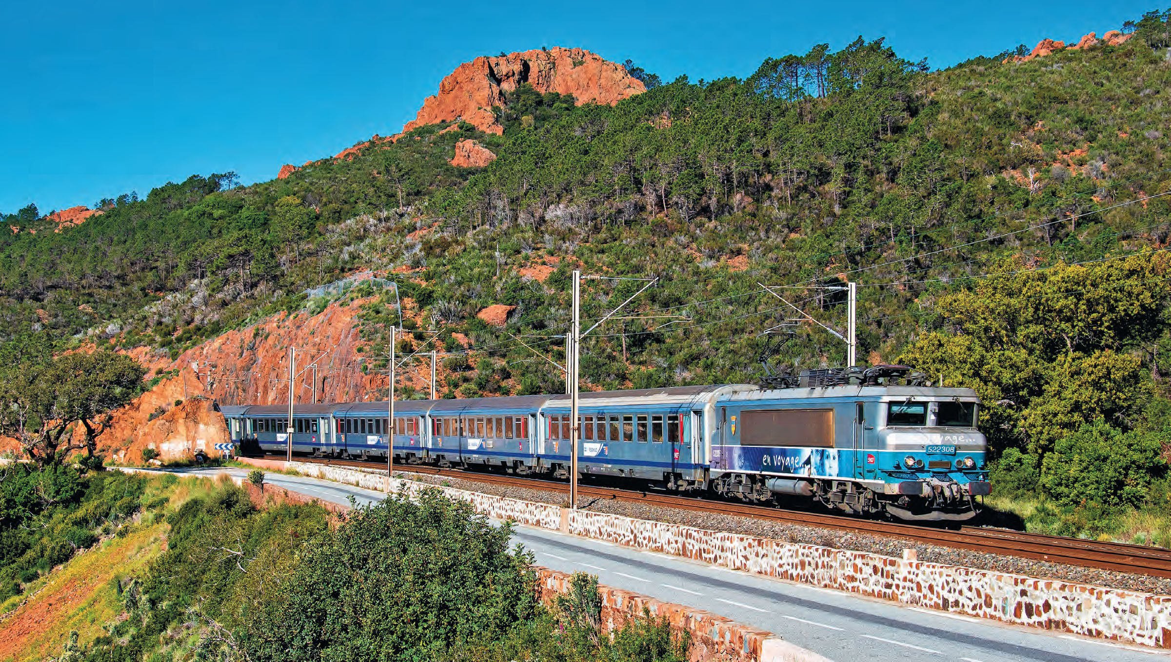 Peu après Anthéor, la 22308 R est en tête d’une rame réversible composant le train régional qui relie Marseille-Saint-Charles à Nice-Ville (19 avril 2024 ; V. Bussereau).