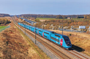 Cet été une nouvelle marche Ouigo Paris - Montpellier s’ajoutera à la desserte du Languedoc. En photo, les rames Dasye 773 et 771 en UM sont vues à Valence-en-Brie, assurant le Ouigo 7875 Paris-Lyon - Montpellier-Saint-Roch (5 mars 2022 ; L. Battestini).