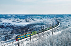 La locomotive électrique DE1-025 achemine un train de fret sur les lignes ferroviaires enneigées d’Ukraine (janvier 2021).