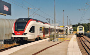 Belfort - Delle : le nouveau départ 13 Correspondance à Meroux entre le TER 895054 pour Belfort-Ville assuré avec la Z 27571/572 Bourgogne-Franche-Comté et le RE56 18170 assuré avec l’automotrice Flirt 522 206 des CFF tout juste arrivée en provenance de Bienne (1er juillet 2025 ; L. Chanteloup).