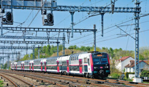 RER C : la grande évolution commence 13 La rame 39 T (radiée fin 2025) pour Juvisy est vue à Villeneuve-le-Roi dans une zone où les installations caténaires sont en cours de régénération (10 avril 2025).