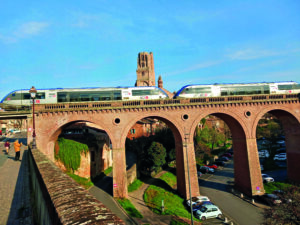 L’Occitanie, comme d’autres régions, subit des suspensions de trafic suite aux intempéries. Ici un TER Toulouse - Carmaux passe devant la cathédrale d’Albi.